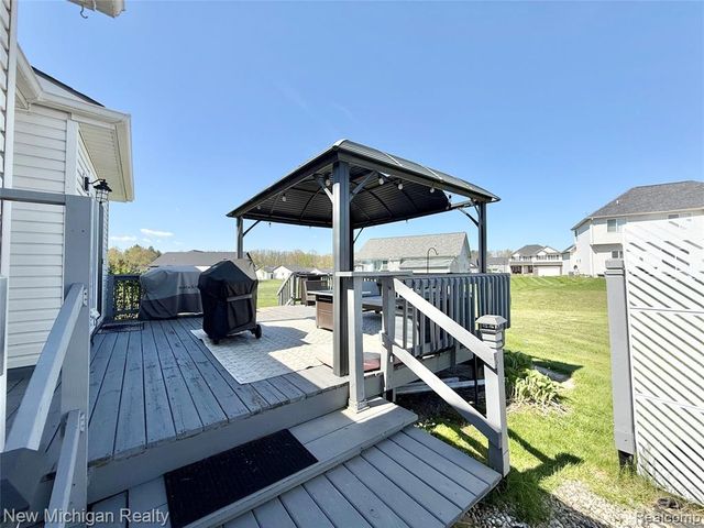 8205 Peninsula Circle, Grand Blanc, MI 48439