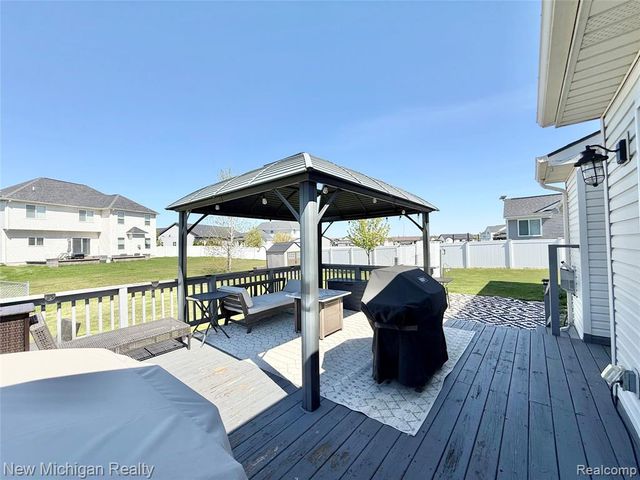 8205 Peninsula Circle, Grand Blanc, MI 48439