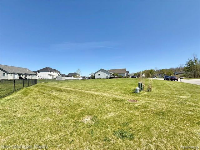 8205 Peninsula Circle, Grand Blanc, MI 48439