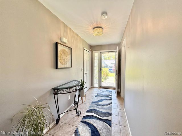 8205 Peninsula Circle, Grand Blanc, MI 48439