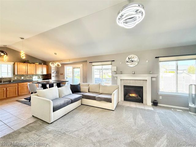 8205 Peninsula Circle, Grand Blanc, MI 48439