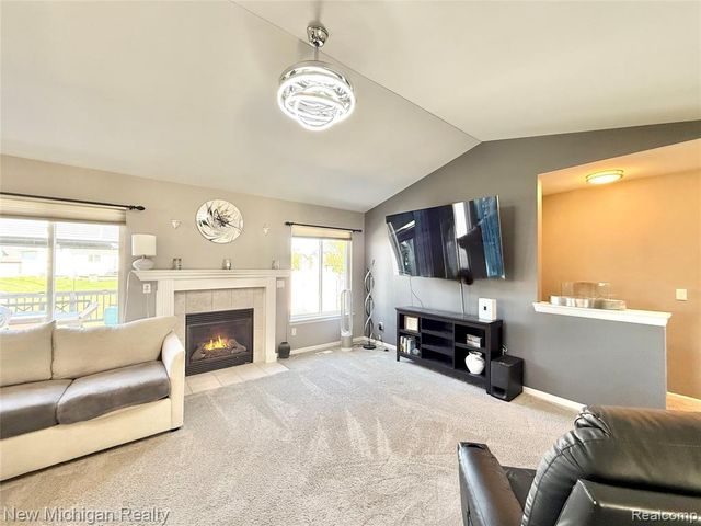 8205 Peninsula Circle, Grand Blanc, MI 48439