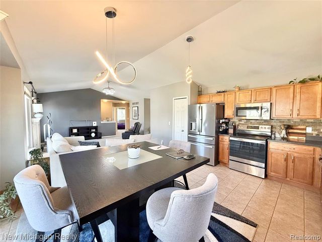 8205 Peninsula Circle, Grand Blanc, MI 48439