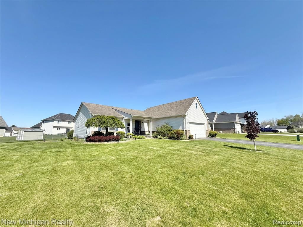8205 Peninsula Circle, Grand Blanc, MI 48439