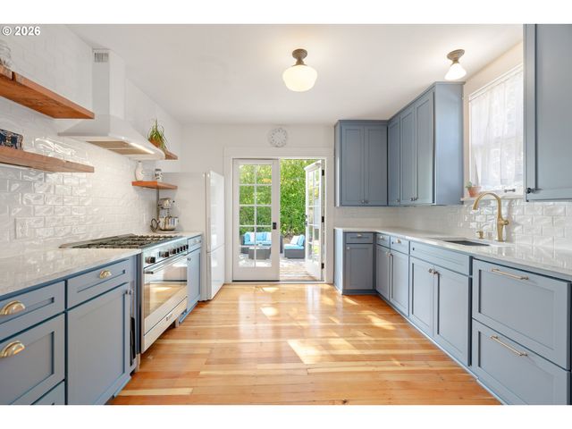 7985 Sw MAPLE Dr, Portland, OR 97225