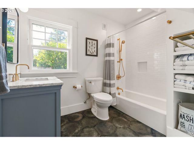 7985 Sw MAPLE Dr, Portland, OR 97225