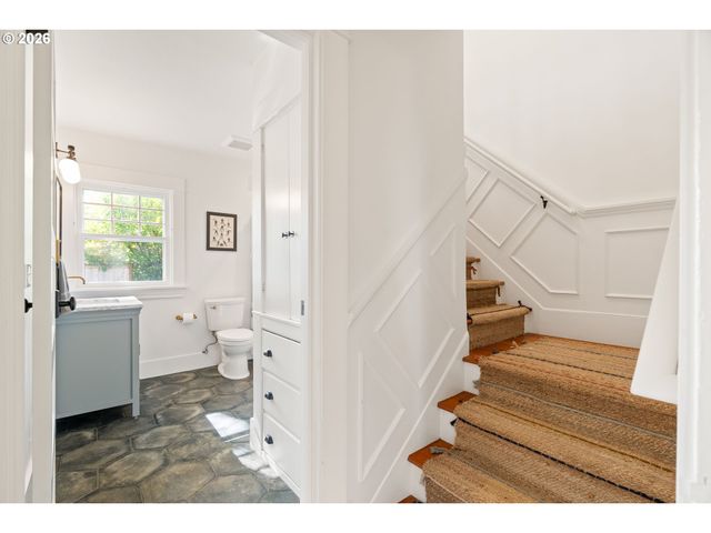 7985 Sw MAPLE Dr, Portland, OR 97225