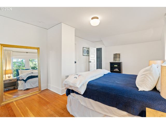 7985 Sw MAPLE Dr, Portland, OR 97225