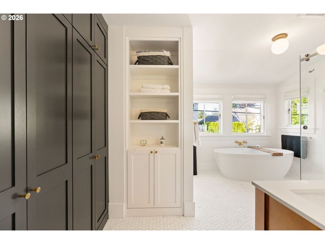7985 Sw MAPLE Dr, Portland, OR 97225