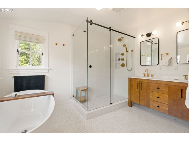 7985 Sw MAPLE Dr, Portland, OR 97225