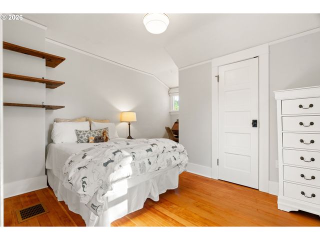 7985 Sw MAPLE Dr, Portland, OR 97225