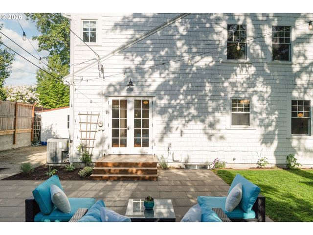 7985 Sw MAPLE Dr, Portland, OR 97225