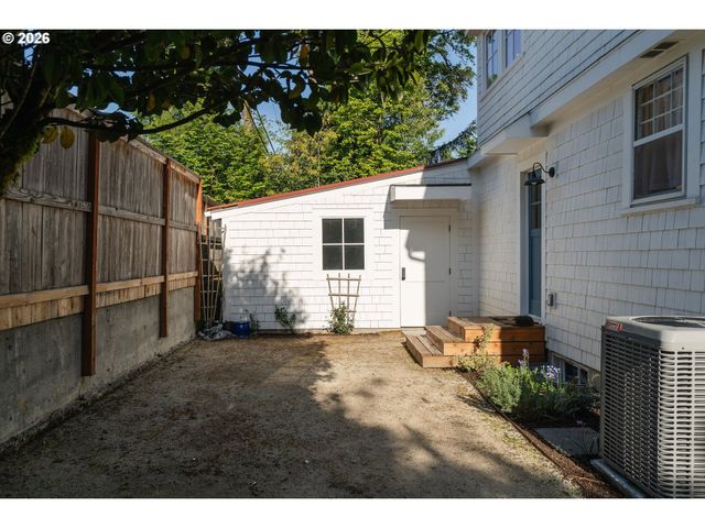 7985 Sw MAPLE Dr, Portland, OR 97225