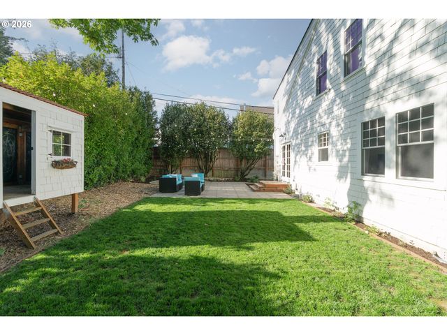 7985 Sw MAPLE Dr, Portland, OR 97225