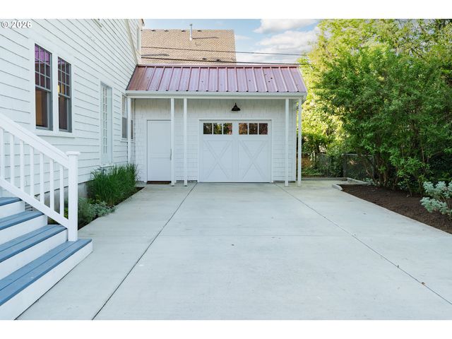 7985 Sw MAPLE Dr, Portland, OR 97225