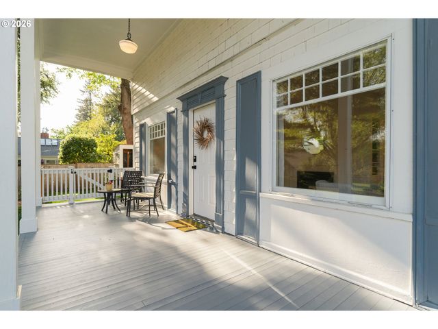 7985 Sw MAPLE Dr, Portland, OR 97225