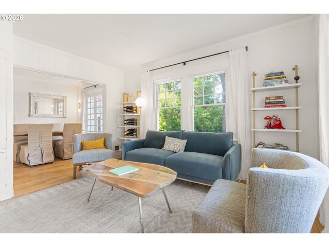 7985 Sw MAPLE Dr, Portland, OR 97225