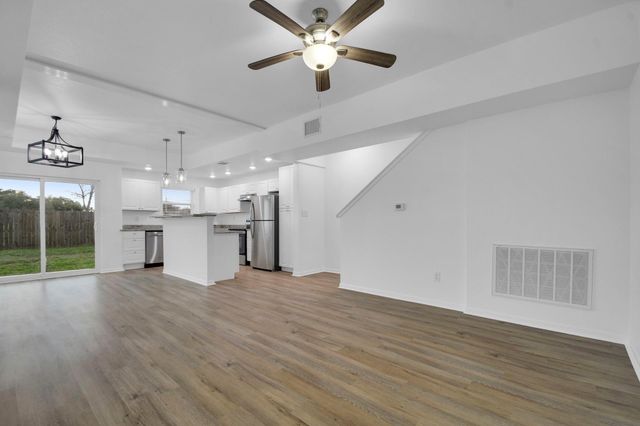 1004 E Fannin ST, Luling, TX 78648
