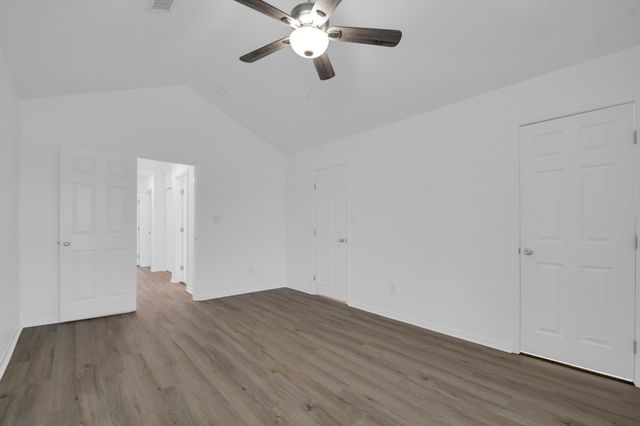 1004 E Fannin ST, Luling, TX 78648