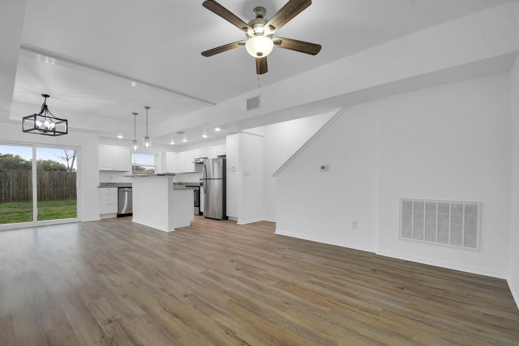 1004 E Fannin ST, Luling, TX 78648