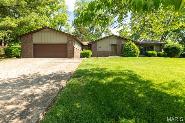 11 Glen Hollow Road, Glen Carbon, IL 62034