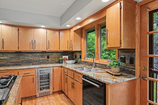 16480 Kingswood Drive, Lakeville, MN 55044