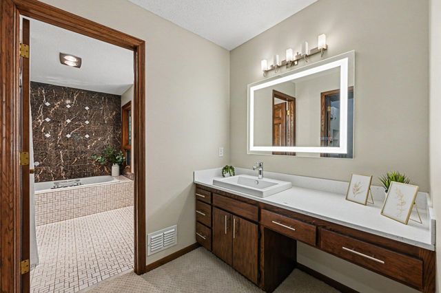 16480 Kingswood Drive, Lakeville, MN 55044