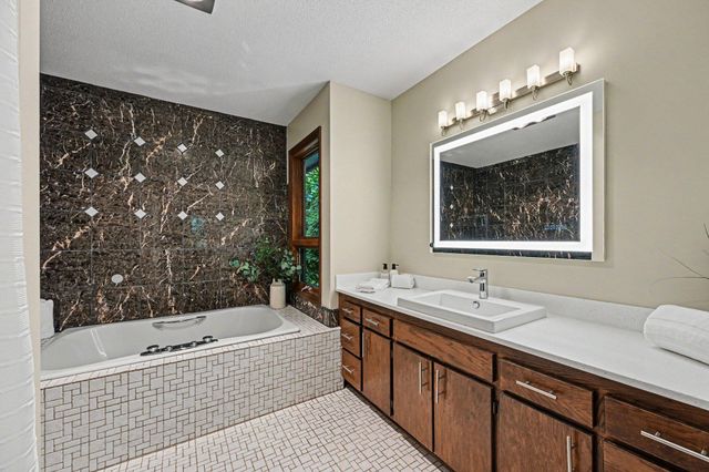 16480 Kingswood Drive, Lakeville, MN 55044