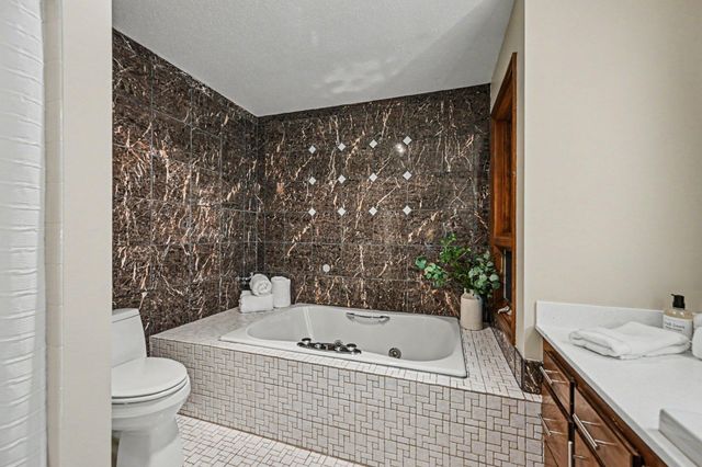 16480 Kingswood Drive, Lakeville, MN 55044