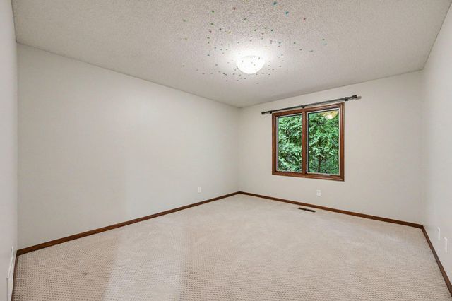 16480 Kingswood Drive, Lakeville, MN 55044