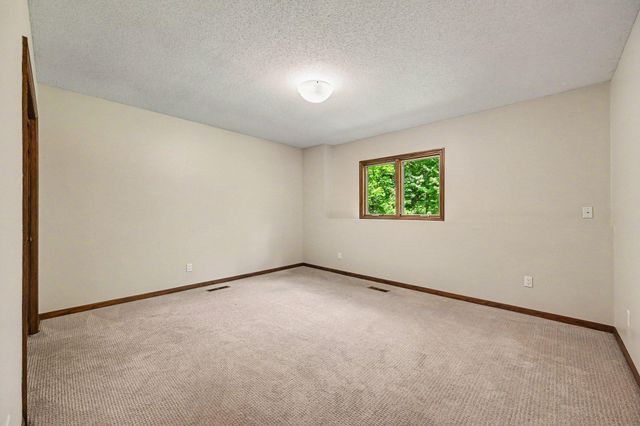 16480 Kingswood Drive, Lakeville, MN 55044