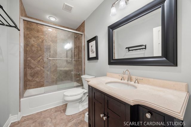 2275 Glouceston Lane, Naperville, IL 60564