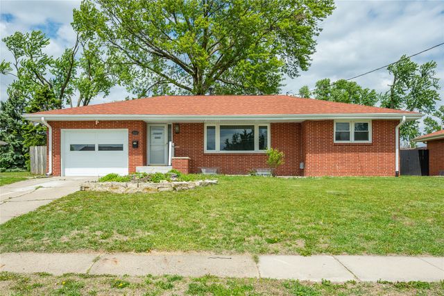 7217 Maple Drive, Urbandale, IA 50322