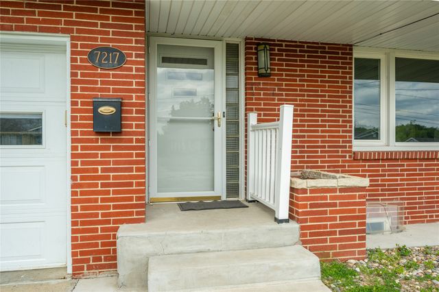 7217 Maple Drive, Urbandale, IA 50322