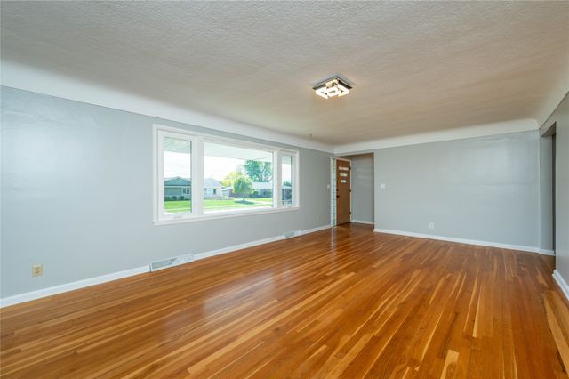 7217 Maple Drive, Urbandale, IA 50322