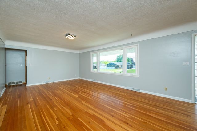 7217 Maple Drive, Urbandale, IA 50322