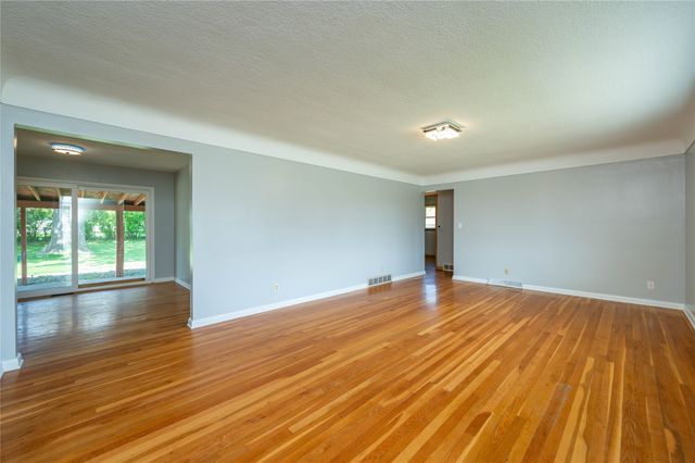 7217 Maple Drive, Urbandale, IA 50322