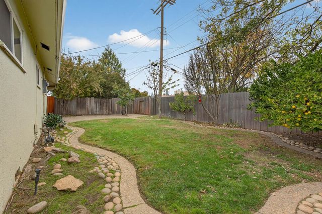 1507 W Locust St, Lodi, CA 95242