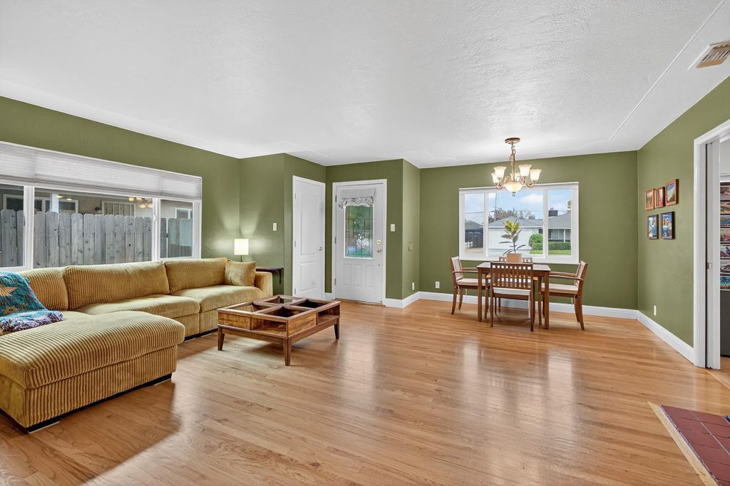 1507 W Locust St, Lodi, CA 95242