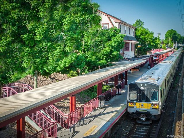 17 Myrtle Street 2nd Fl, Manhasset, NY 11030