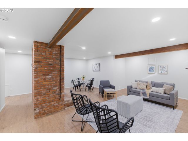 927 KINGWOOD Dr Nw, Salem, OR 97304