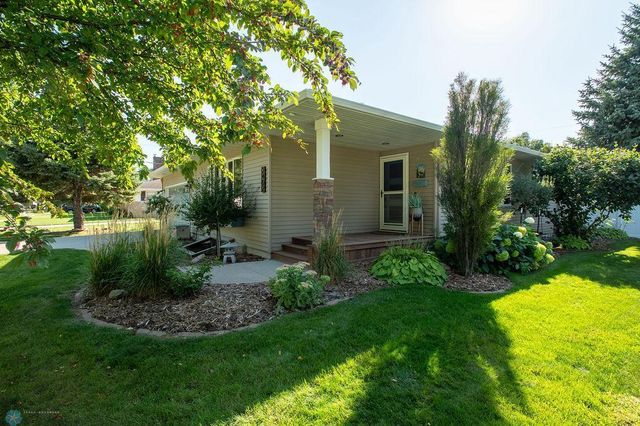 2402 Evergreen Road N, Fargo, ND 58102