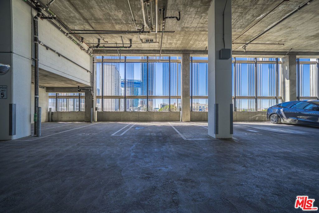 Image 7 of property listing at 889 Francisco Street 2610, Los Angeles, CA 90017