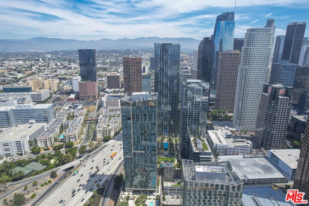 Image 9 of property listing at 889 Francisco Street 2610, Los Angeles, CA 90017