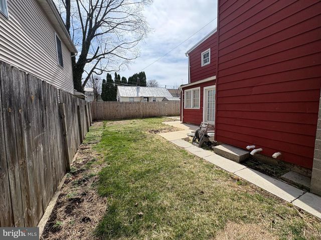 225 W LOCUST ST, Mechanicsburg, PA 17055