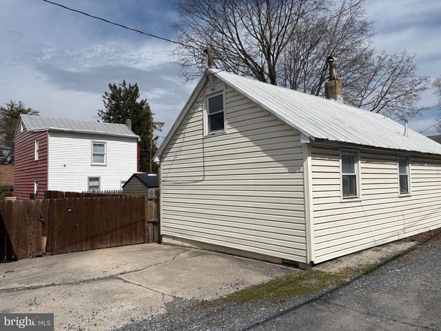 225 W LOCUST ST, Mechanicsburg, PA 17055