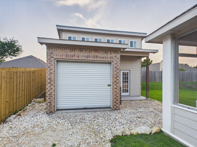 921 Mill Pond Drive, Midlothian, TX 76065