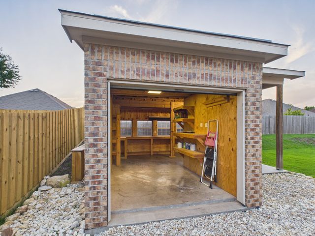 921 Mill Pond Drive, Midlothian, TX 76065