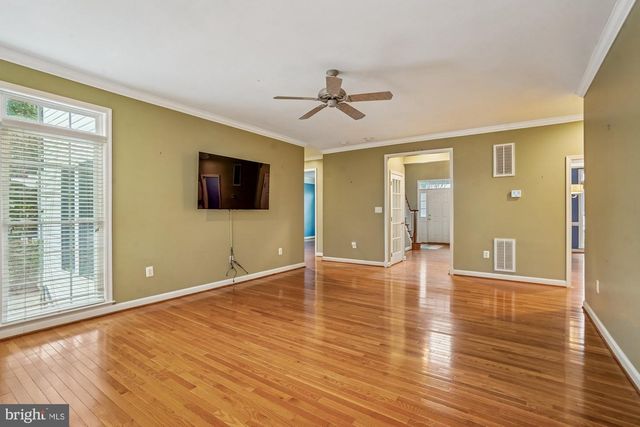 20338 CLIFTONS POINT ST, Potomac Falls, VA 20165