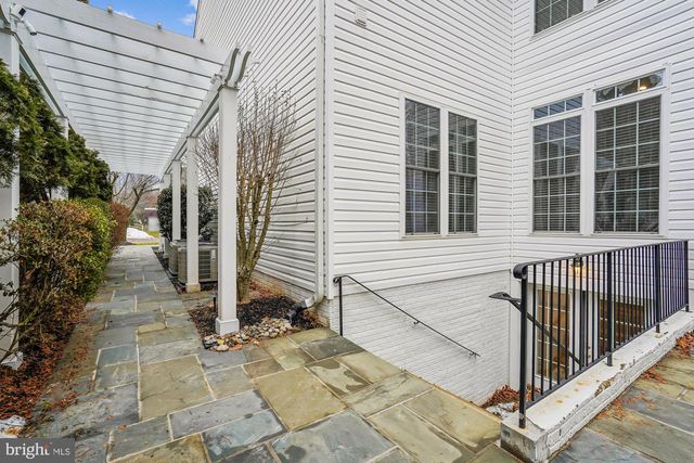 20338 CLIFTONS POINT ST, Potomac Falls, VA 20165
